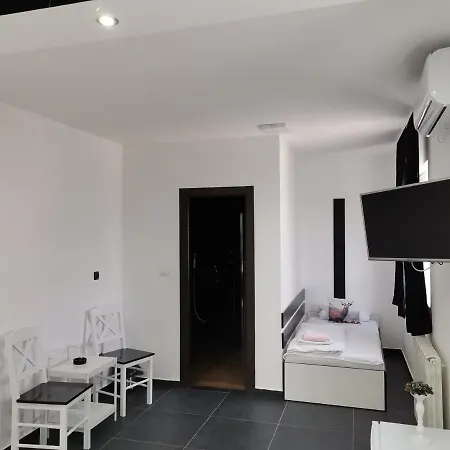 Airport Apartments Belgrado Esterno foto