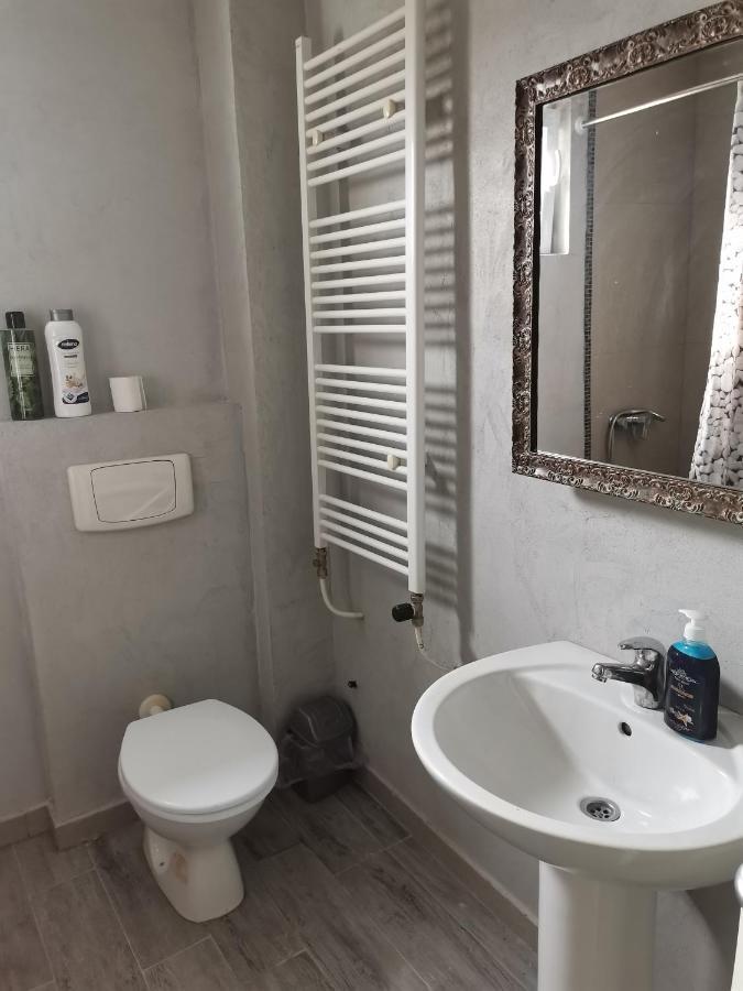 Airport Apartment *