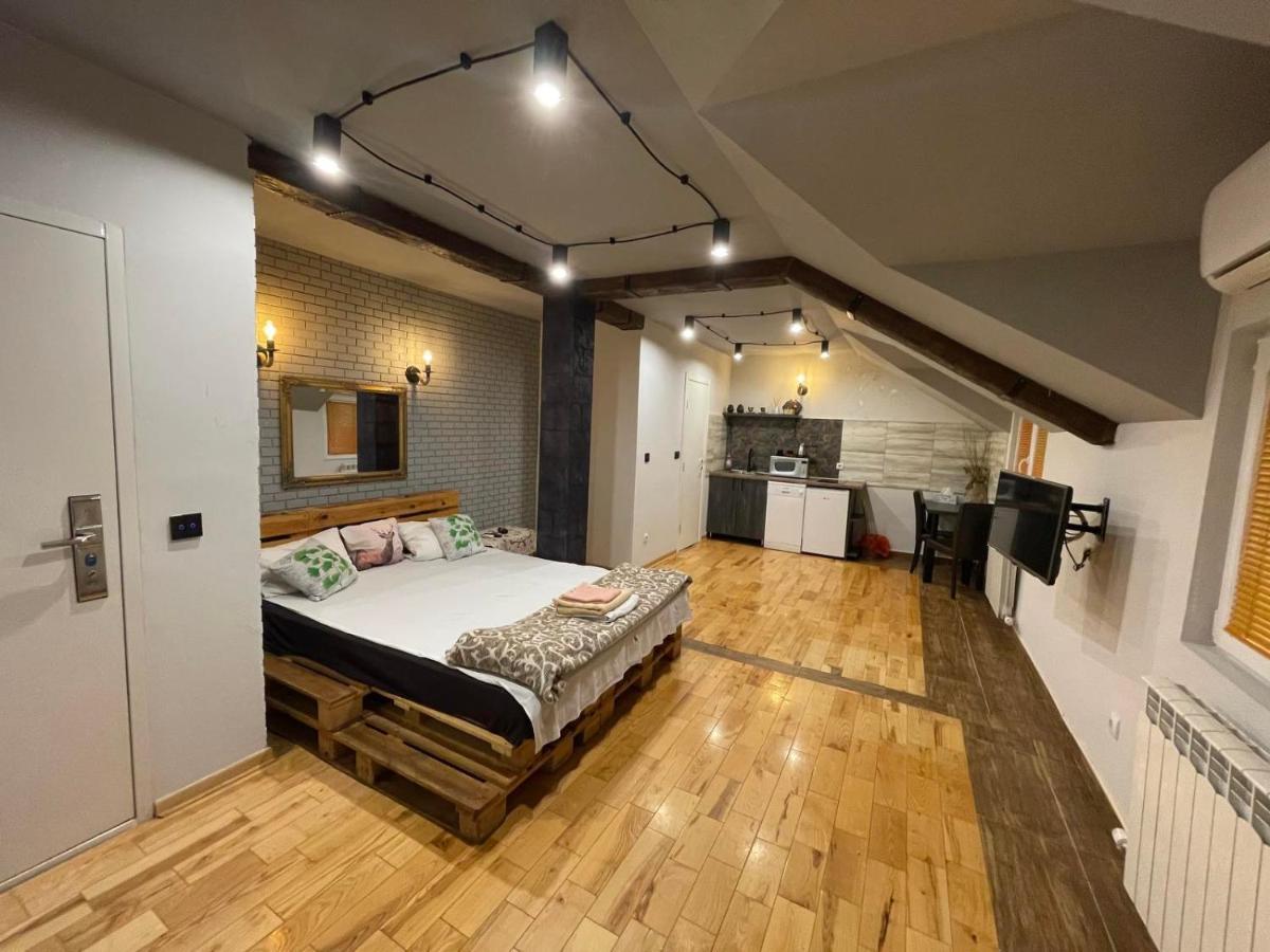Airport Apartment *