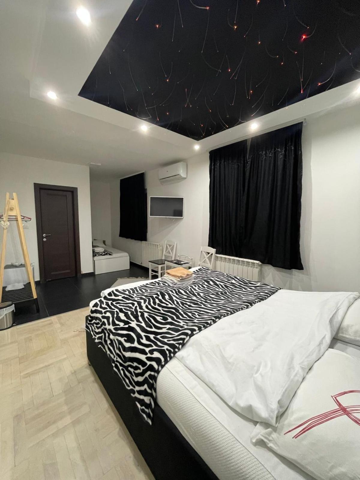 Airport Apartment *