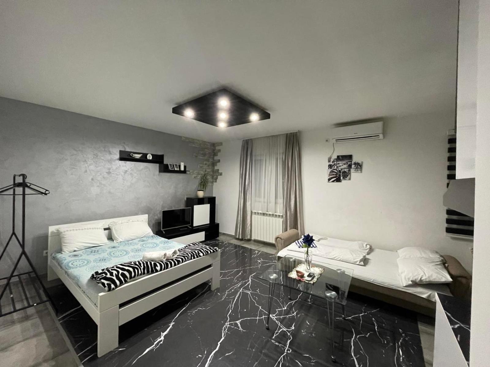 Airport Apartment *