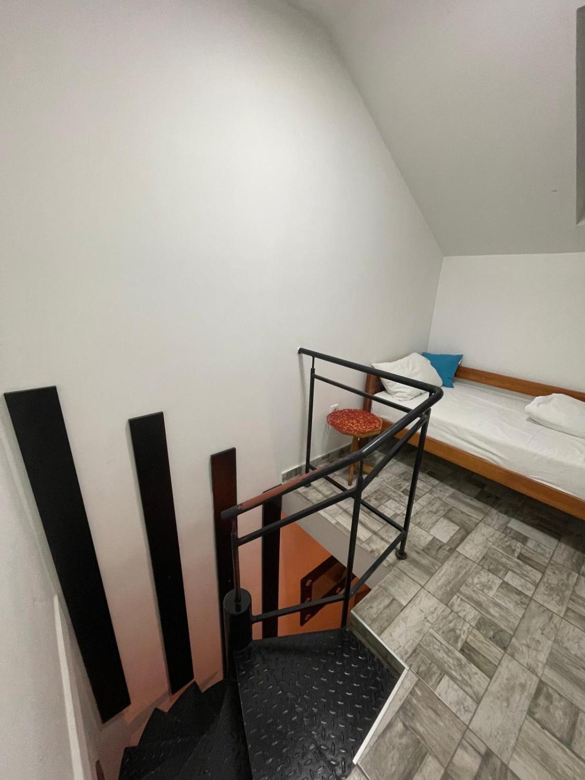 Airport Apartment *