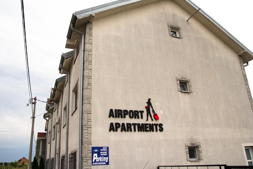 Airport Apartment *
