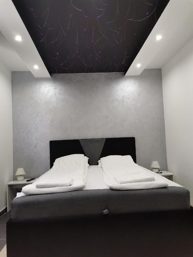 Airport Apartment *